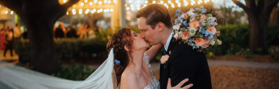 DavisIslandsGardenClubBrideGroomKiss